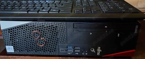 Desktop Fujitsu, plus tastatură și mouse cu fir, și un adaptor mini DP la HDMI