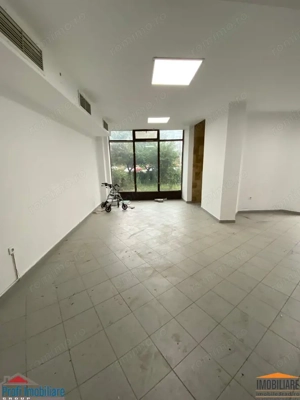 Inchiriez Spatiu comercial cu vitrina mare.