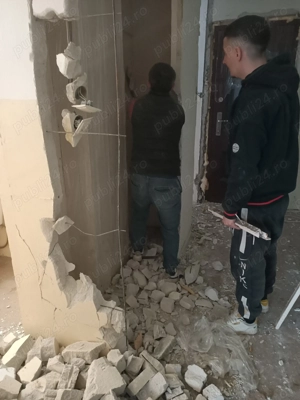 Ridic moloz la sac sau vărsat gunoaie cartoane etc.