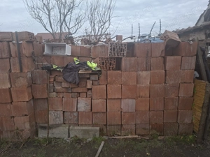 Vând caramida  stare foarte bună  cam 1300 de bucăți 