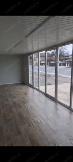 Vând container modular cu vitrină. 
