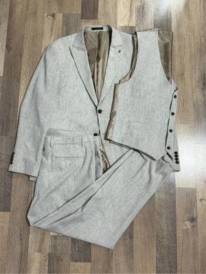 Costum elegant barbati 