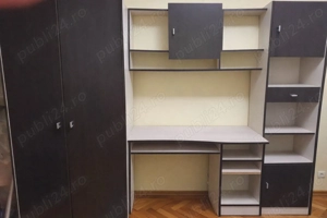 Biblioteca living cu birou inclus