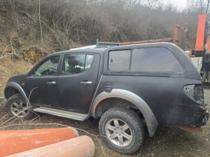 vand mitsubishi l200 fara cutie