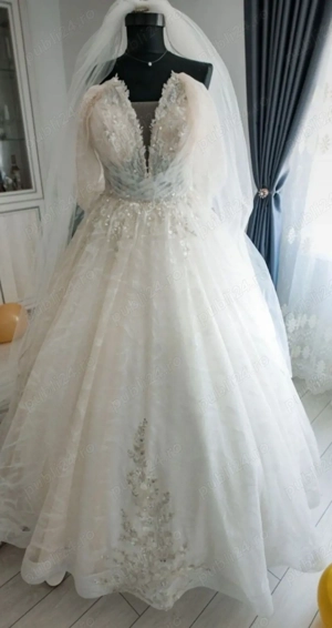 Rochie de mireasă cu trenă și corset