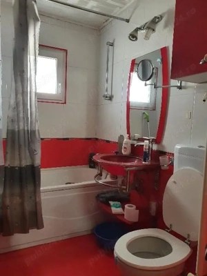 Închiriez apartament cu trei camere complet mobilat , cu loc de parcare  strada Numărului Oradea