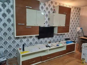 vand mobila foarte bună pentru un living spatios