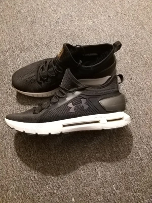 adidași bărbați NR 45 ( nu trimit prin curier sau poștă 