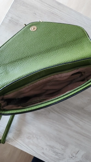 Geanta verde cu multe buzunare