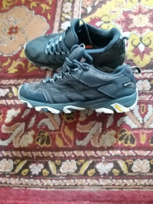 adidași bărbați NR 44 ( nu trimit prin curier sau poștă 