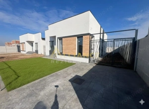 Casa stil mediteranean  (zona de intrare in Comuna)