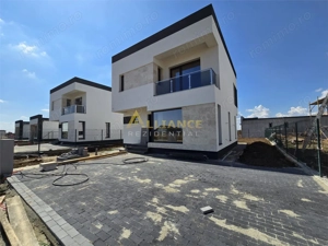 Rate la dezvoltator- 4 camere - 3 bai - apa curenta