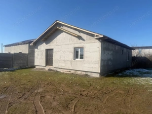 CASA parter, 90 mp utili , teren 560 mp , COSOVENI , POSIBILITATE RATE !!! - imagine 2