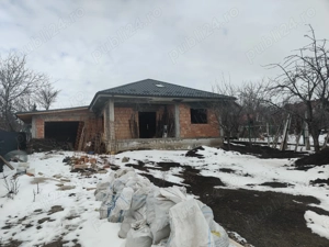 Se vinde casa la roșu sau la gata