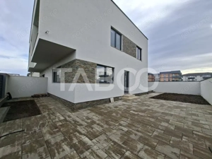 Casa tip duplex de vanzare cu acces auto curte terasa Selimbar