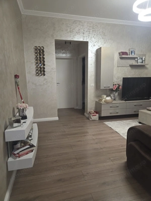 Etaj 1. Bucatarie inchisa. 2 Bai. 2 Locuri de Parcare. - imagine 2