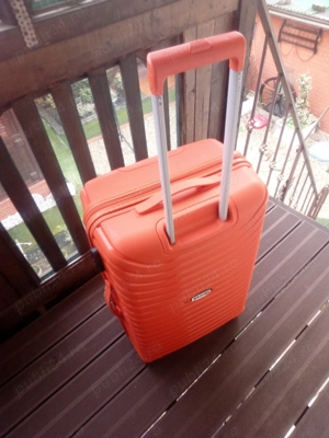 Vând troler 64x46x31cm,4 roti