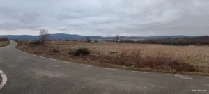 Vand teren cu 2 fronturi stradale asfaltate, la 500 m de Lacul Surduc