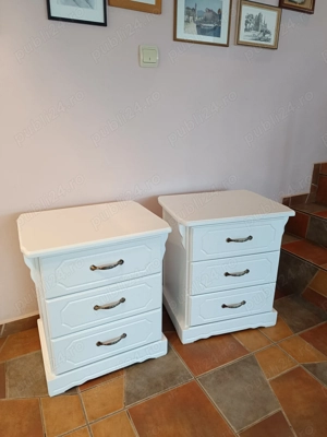 Noptiere model vintage din lemn masiv