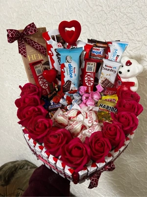 Aranjament dulciuri si trandafiri de sapun - imagine 3