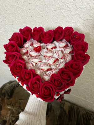 Aranjament dulciuri si trandafiri de sapun - imagine 2