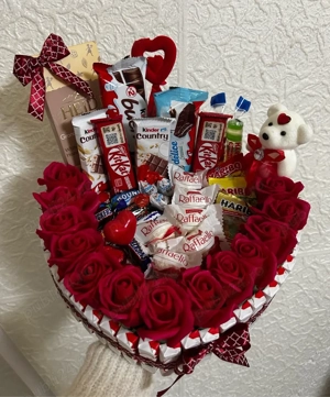 Aranjament dulciuri si trandafiri de sapun - imagine 4