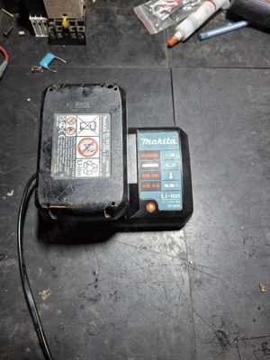 aIncarcator si baterie Makita