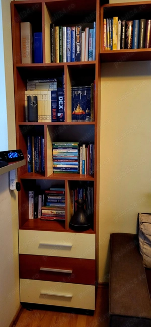 Bibliotecă cu corpuri suspendate 