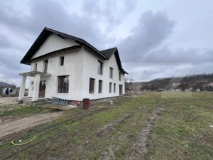 Pensiune în construcție cu potențial turistic și teren generos. 420mp utili 