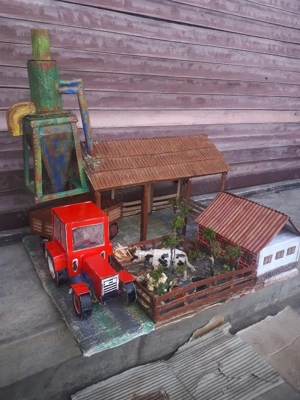 Tractor cu remorcă la ferma șopru vechi ruginite cu mini ferma de animale 