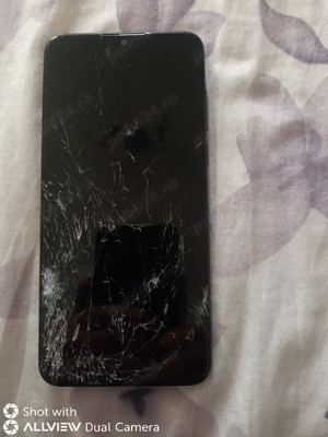 vând telefon are display-ul spart 