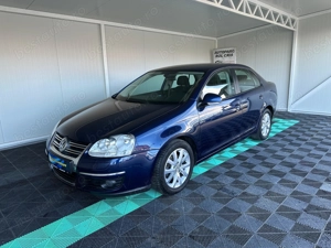 Volkswagen Jetta 1.6 Benzina 102 CP 2010 - imagine 9