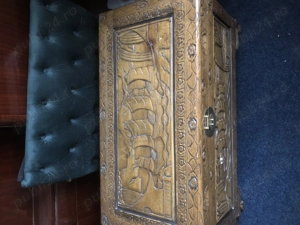 Cufar  lada de zestre sculptata