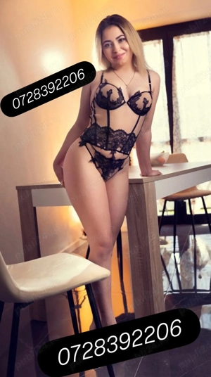 Blonda cu forme    prima data in oras  - imagine 4