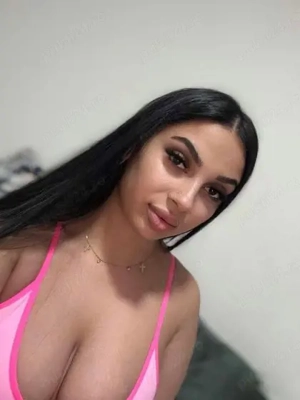 Brunetă cu forme 21 ani 