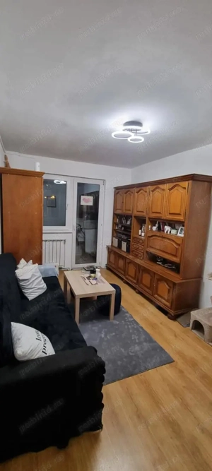 Vand 3 camere etaj 1 in spate la Sp.Judetean langa Padurice cu CENTRALA PROPRIE bloc anvelopat