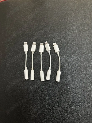 Adaptoare jack 3,5mm - Lightning pentru căști și telefoane Apple iPhone 