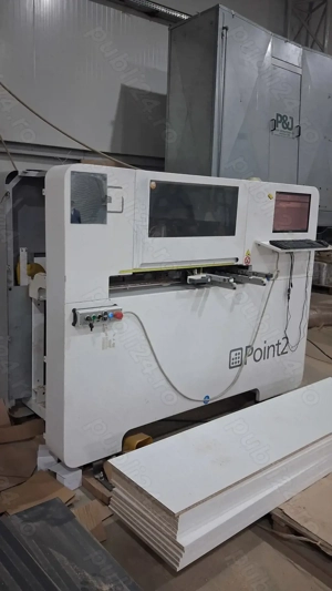 Vand CNC de gaurit pentru prelucrarea mobilei.