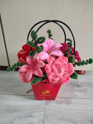 Flori lucrate manual din sarma plusata