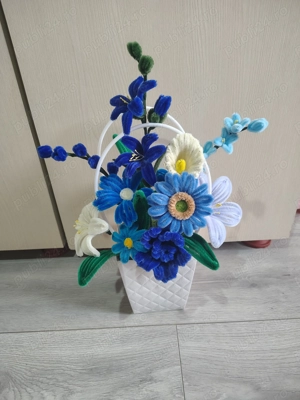 Flori lucrate manual din sarma plusata