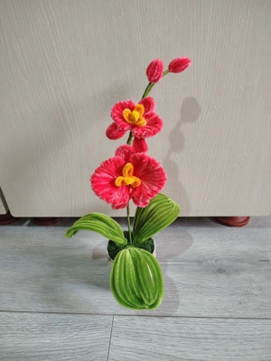 Flori lucrate manual din sarma plusata