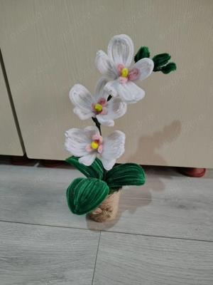 Flori lucrate manual din sarma plusata