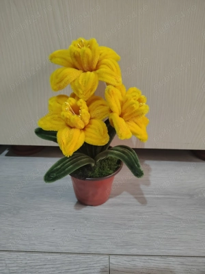 Flori lucrate manual din sarma plusata