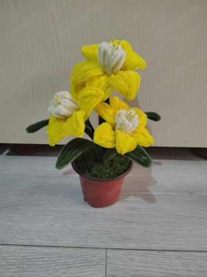 Flori lucrate manual din sarma plusata