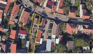 Vand teren cu imobil demolabil  zona semicentrala 