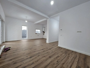 Despartit prin casa scarii! Zona buna! Asfalt! Toate utilitatile! - imagine 2