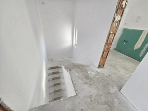 Despartit prin casa scarii! Zona buna! Asfalt! Toate utilitatile! - imagine 6