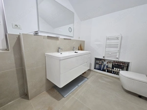 Despartit prin casa scarii! Zona buna! Asfalt! Toate utilitatile! - imagine 4