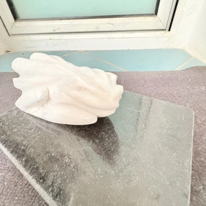 Sculptura marmura pe fond de granit