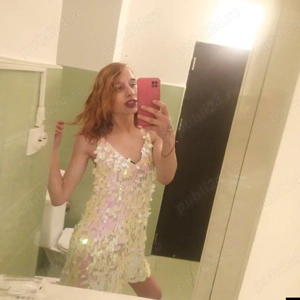 hellloo fata ts. Nu tranvai cu peruca 